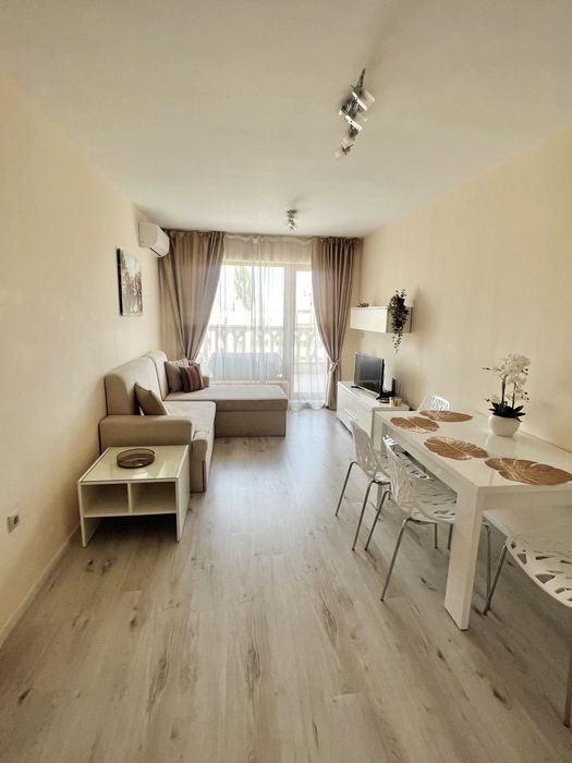 Апартаменты в Варне в комплексе с бассейном первая линия моря