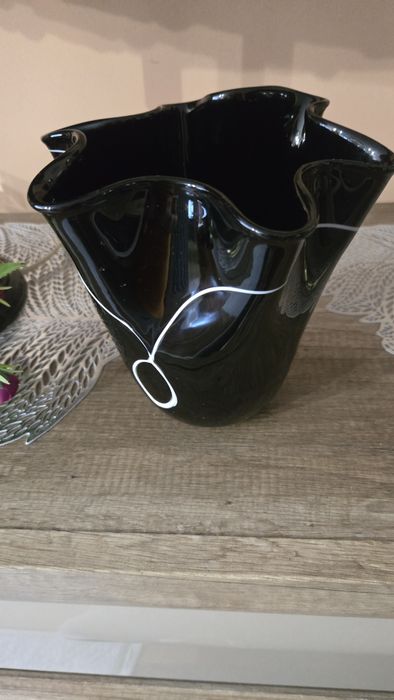 Wazon falbanką czarno białe mazy