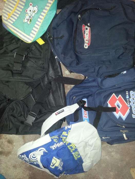 Mochilas de diversas marcas e  EASTPAK