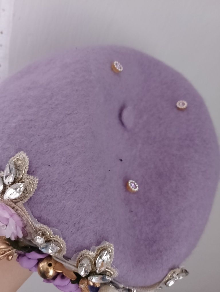 Elegancki fioletowy beret z ozdoba w kwiaty, kamieniami i perlami