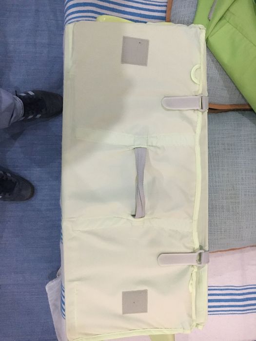 cama de viagem da Chicco - verde