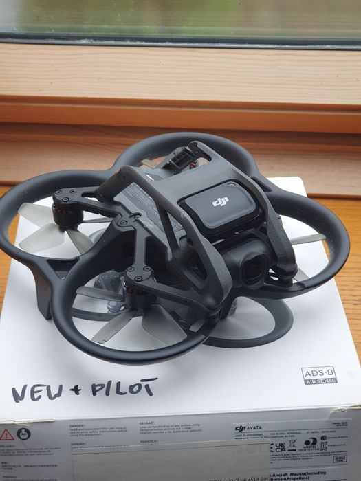 Dron Dji Avata + motion controller, lata, kameruje, ląduje
