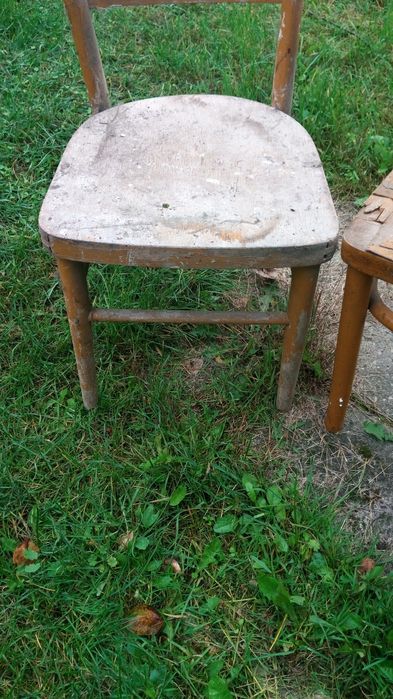 68. Stare krzesła do renowacji z czasów PRL-u -2 sztuki