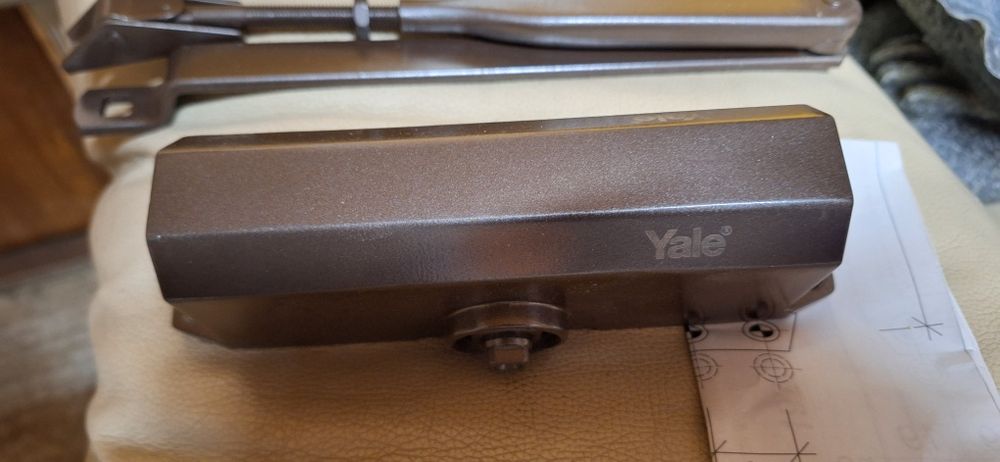 Samodomykacz samozamykacz Yale brązowy