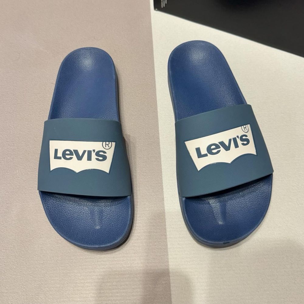 Нові шльопки тапочки Levis 40 розмір