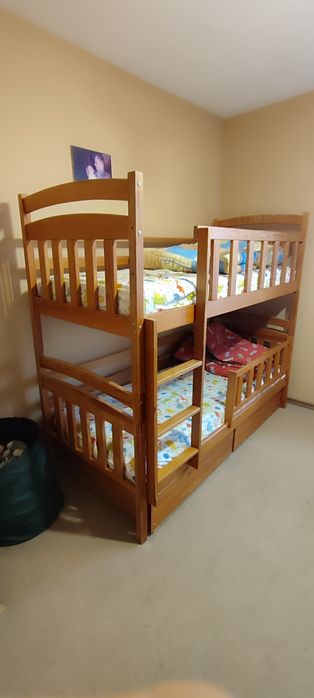 Łóżko piętrowe z materacami
