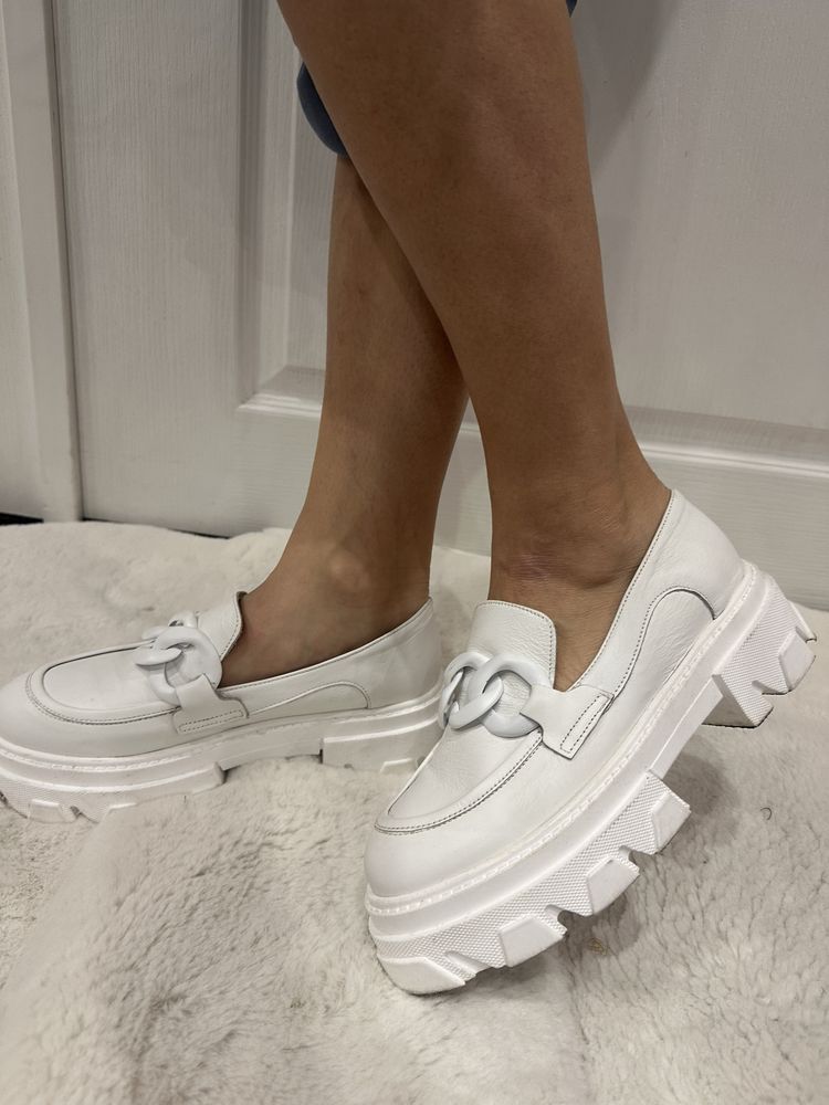 Mokasyny loafersy ovye rozm 39 biale skora