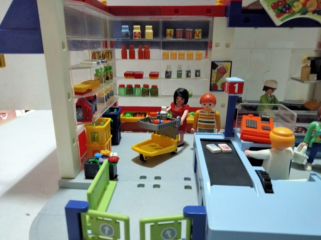 Playmobil supermarket z załogą
