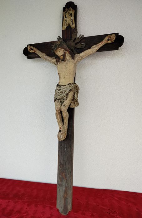 Stary wielki drewniany krucyfiks krzyż z drewniana figura Jezusa