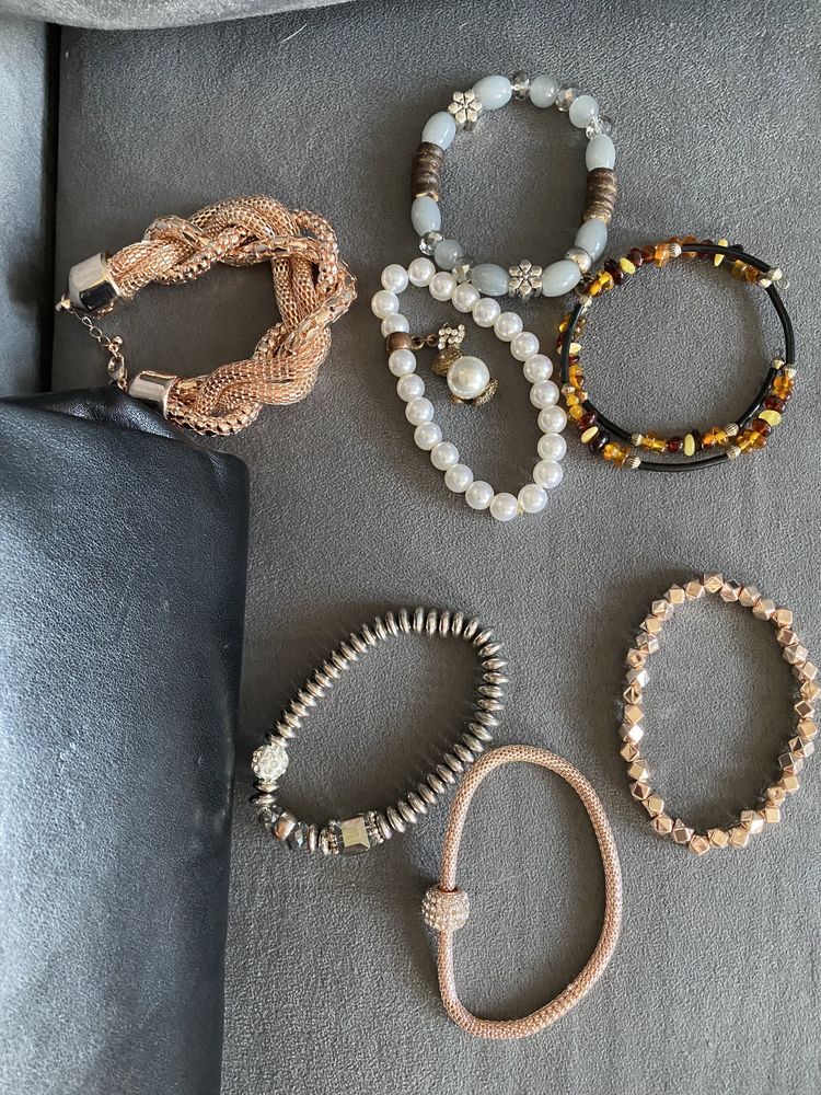 Zestaw biżuterii - kolczyki, łańcuszki, bransoletki wraz z kosmetyczką