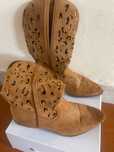 Calçado. Botas estilo Western.