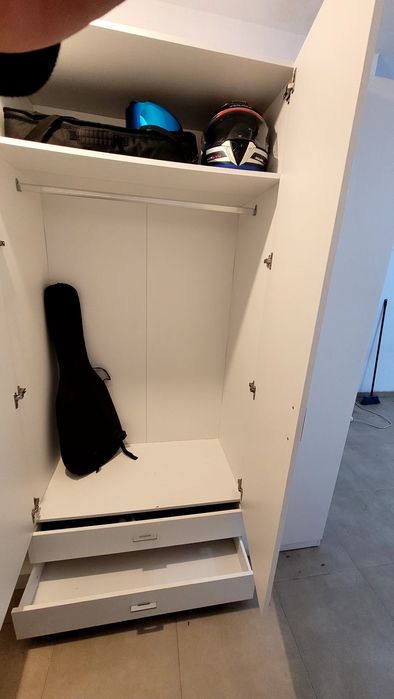 Roupeiro quatro portas e duas gavetas.