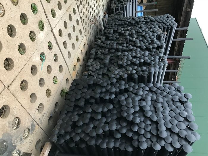 Słupki stalowe pod siatkę