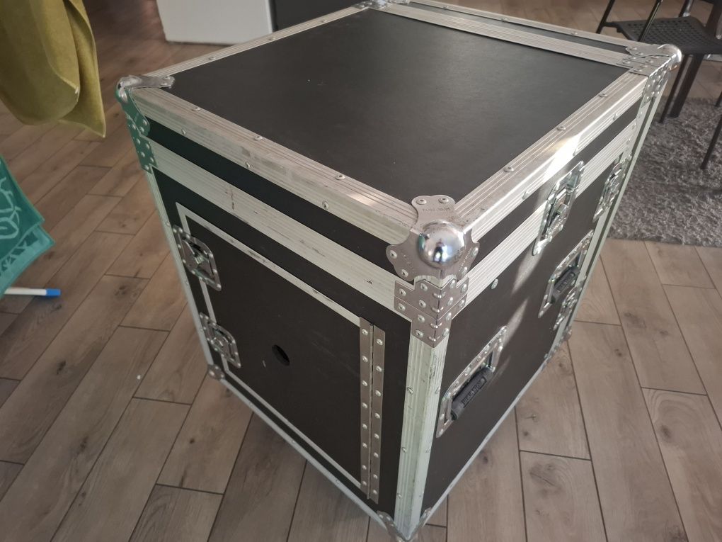 Case z procesorami i equalizerem Beringher