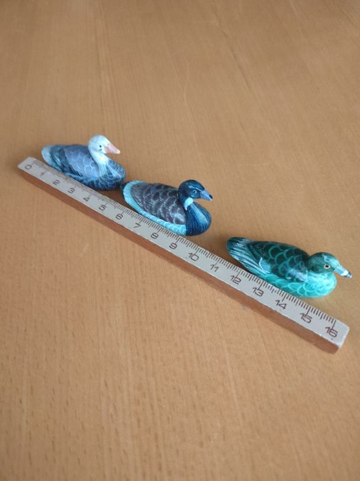 Conjunto de patos em madeira.