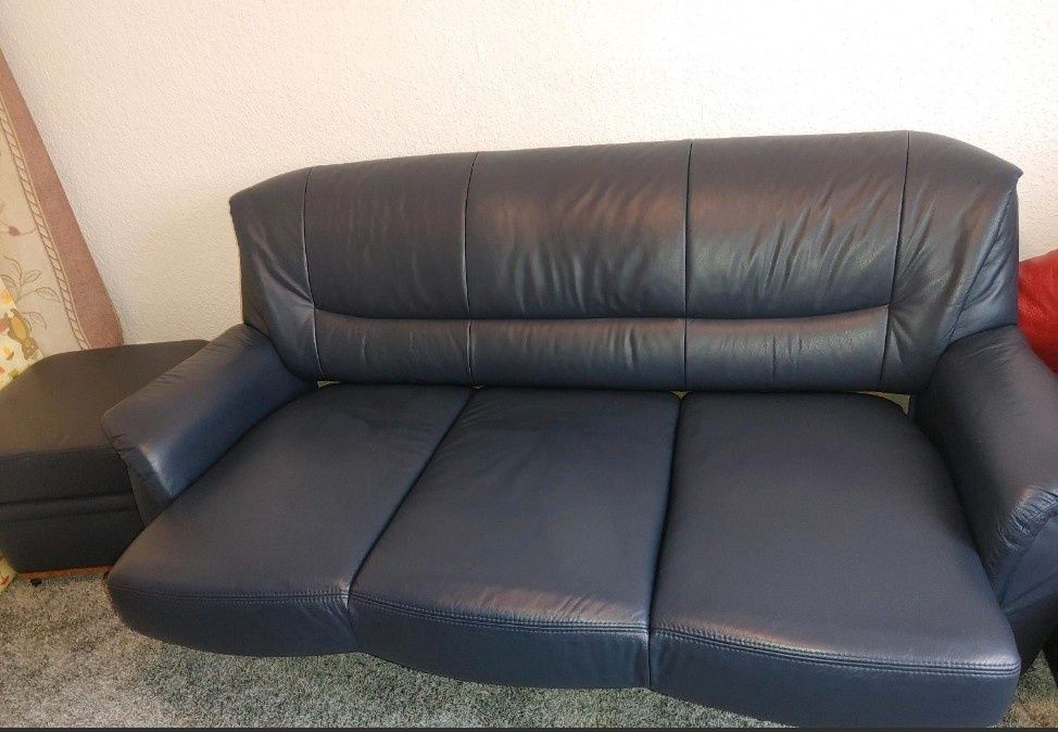 Кожаный трехместный темно-синий диван. Германия. Б/укак новый