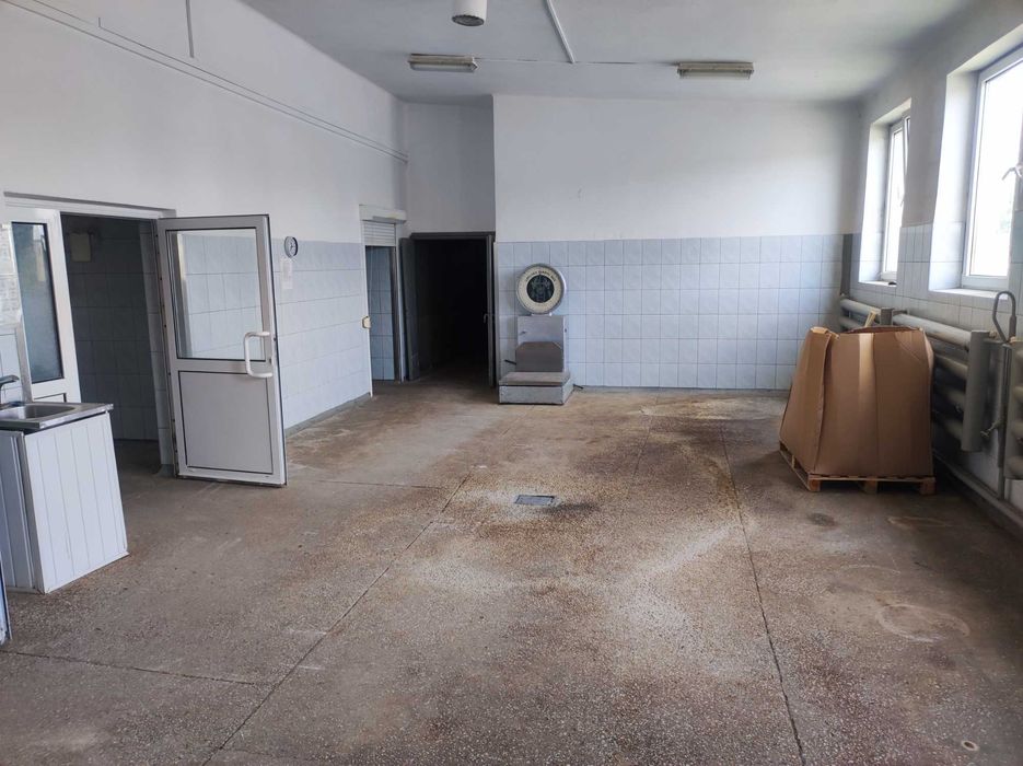 Budynek produkcyjny lub magazynowy.