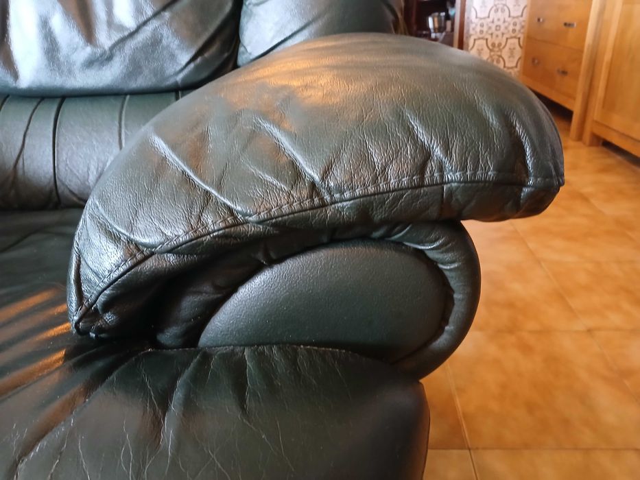 Sofá 3 lugares+2 cadeirões, pele italiano, muito confortável