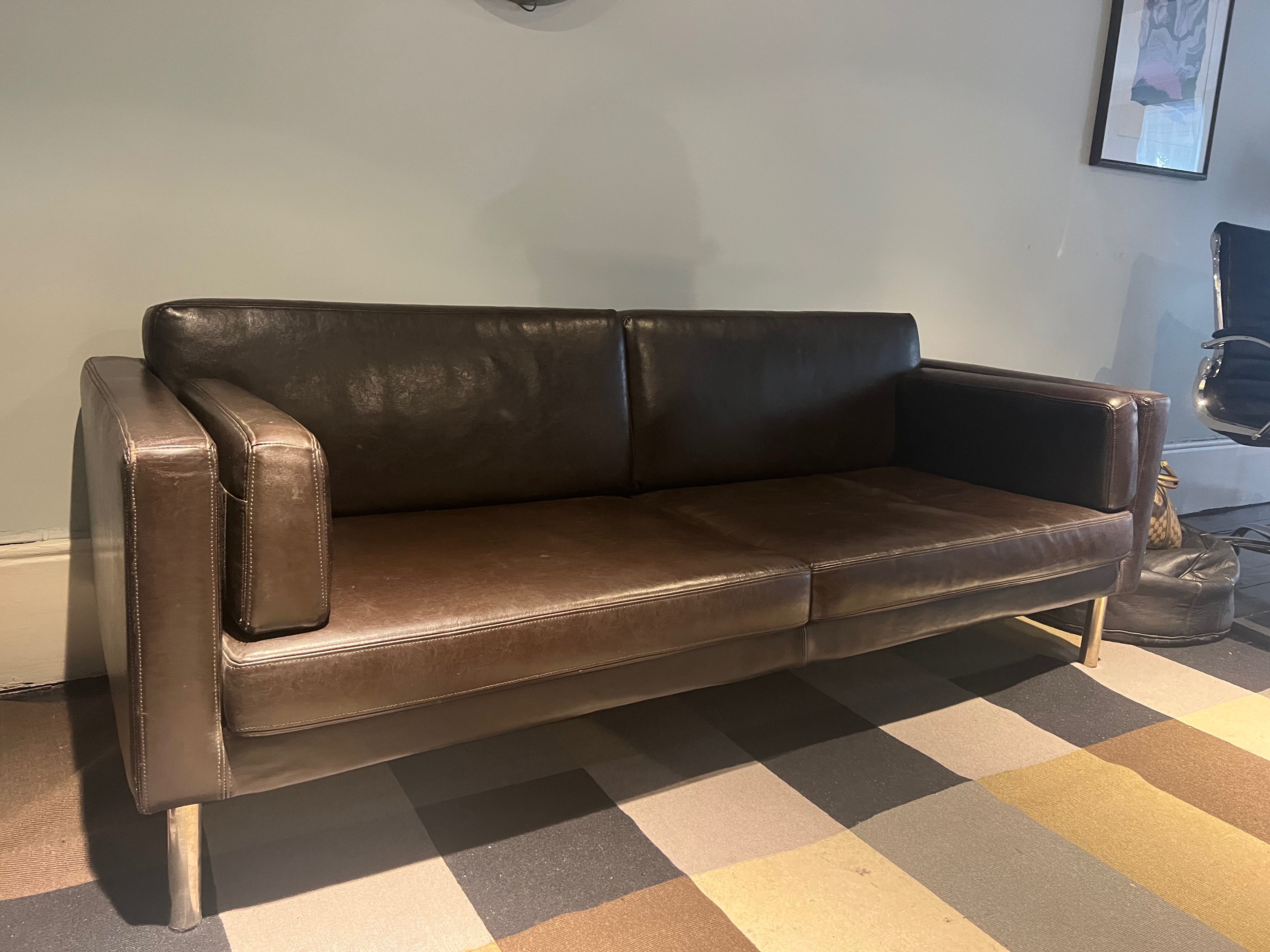 Sofá de couro minimalista