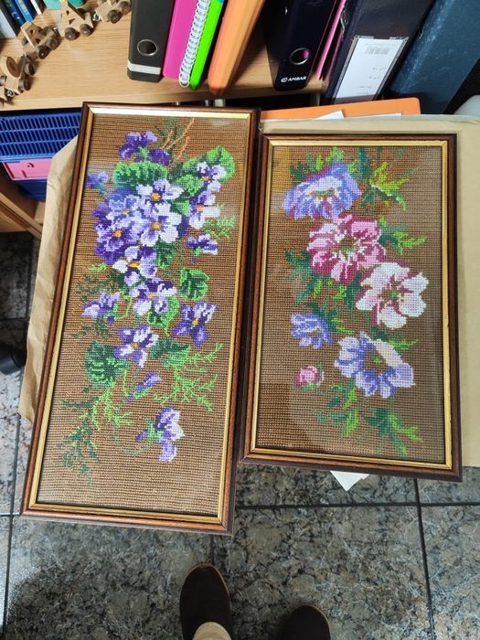 Conjunto de dois quadros em ponto cruz com moldura em madeira