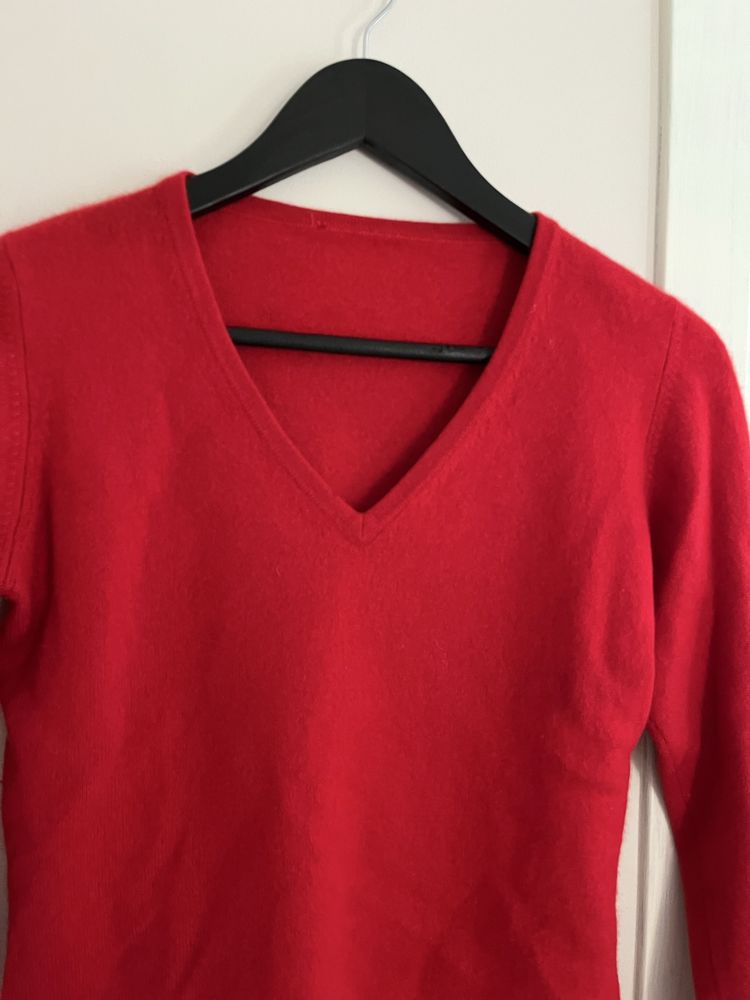 Kaszmirowy czerwony sweter z dekoltem w serek 100% cashmere