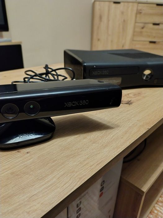 Xbox 360/Kinect/pad/przewody/2 gry/pudło oryginal.