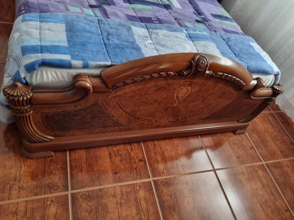 Cama + 2 mesinhas + cómoda + espelho
