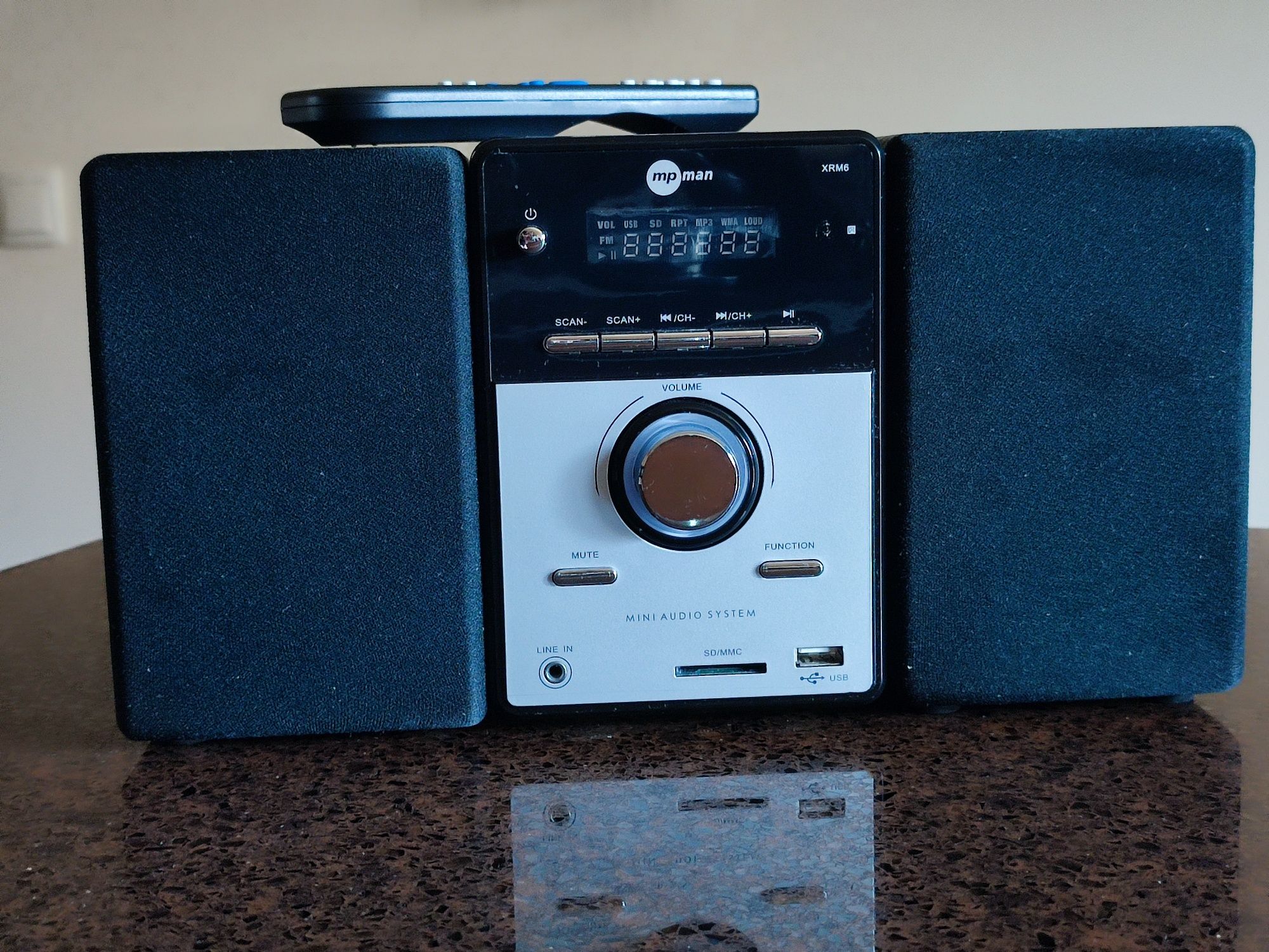 Mini sistema de áudio da marca MP Man, modelo XRM6 com comando