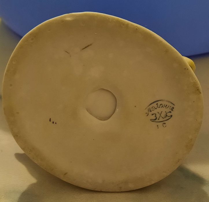 Статуэтки фарфоровые.