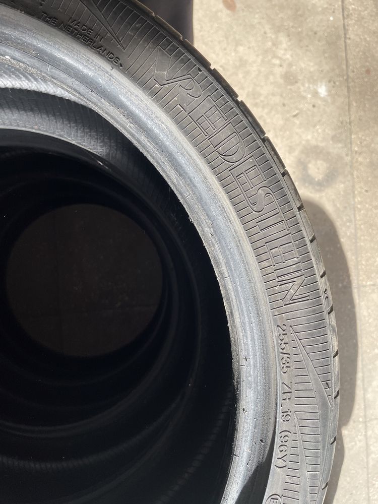 4шт. 255/35 R19 Vredestein