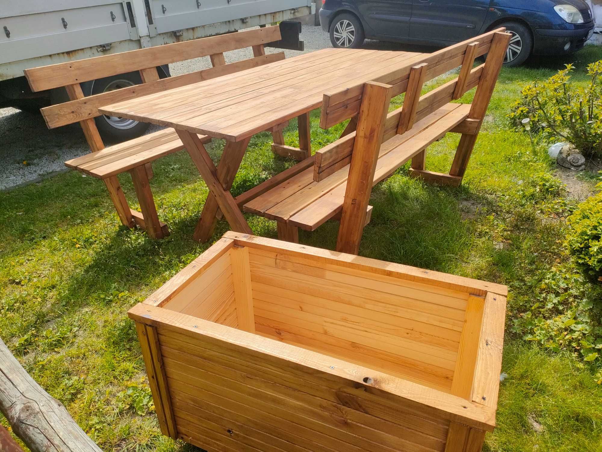 Nowy zestaw ogrodowy stół i dwie ławki.