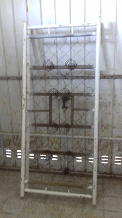 Cama individual em madeira