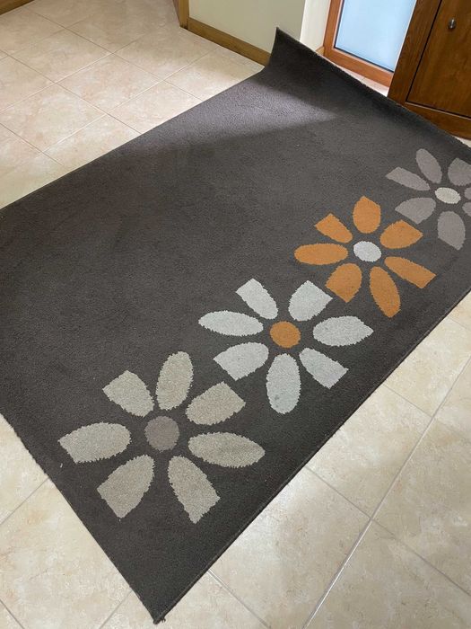 Carpete decorativo castanho