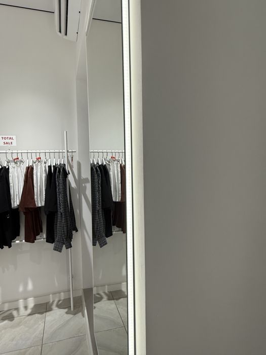 Настінне дзеркало з підсвіткою