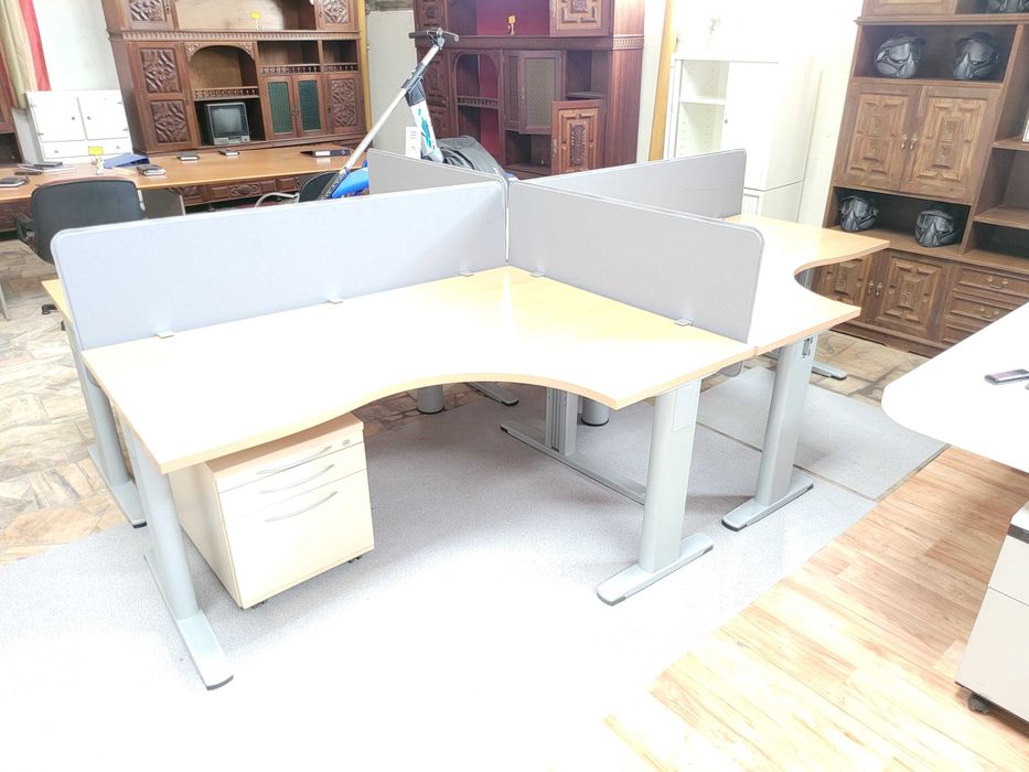 Ilha para 4 postos de trabalho - Quatro secretárias de canto - Muito