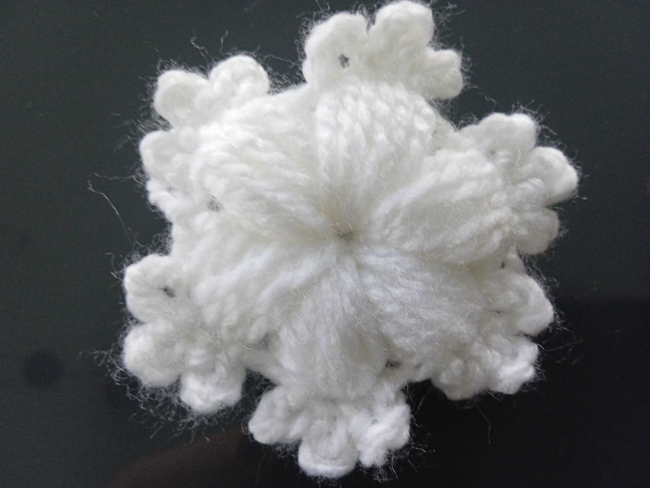 Kwiatek, gwiazdka 3D - z włóczki - aplikacja - ozdoba -  breloczek