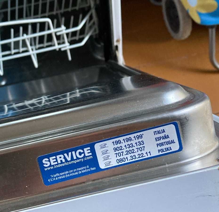 Посудомоечная машинка Indesit.