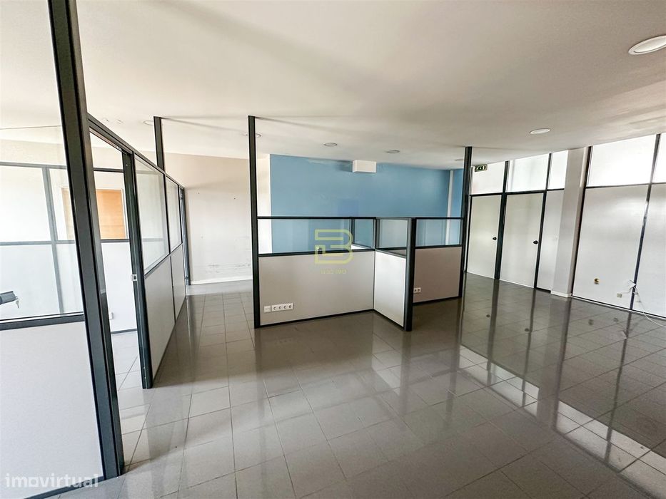 Loja para Arrendamento em Gondomar. Espaço com Receção, Sala em Open S