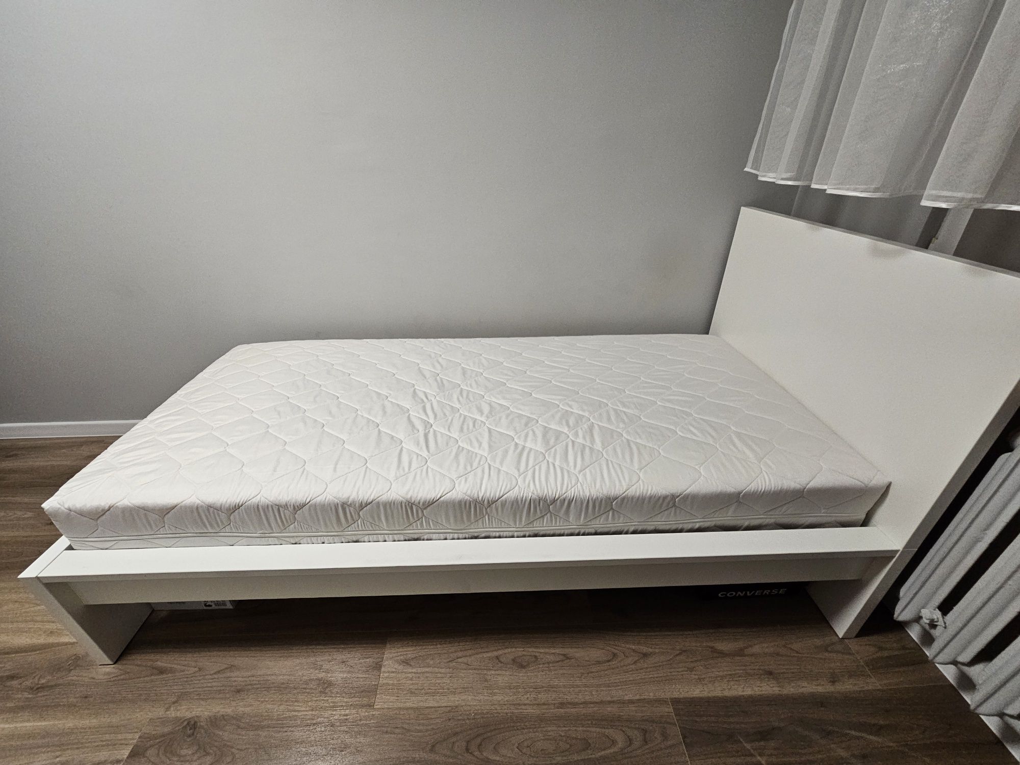 Białe łóżko malm ikea 90x200
