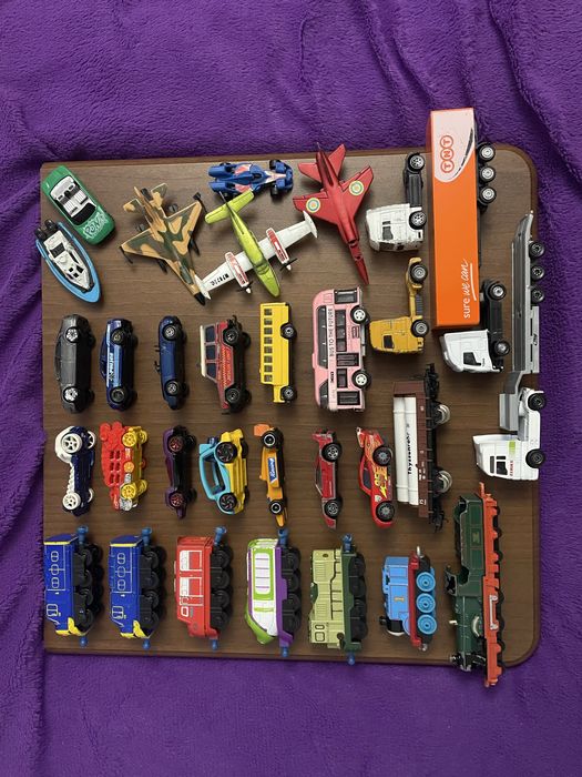 Паровозики і машинки металеві