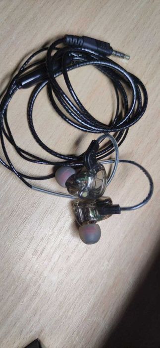 Дротові навушники з мікрофоном.