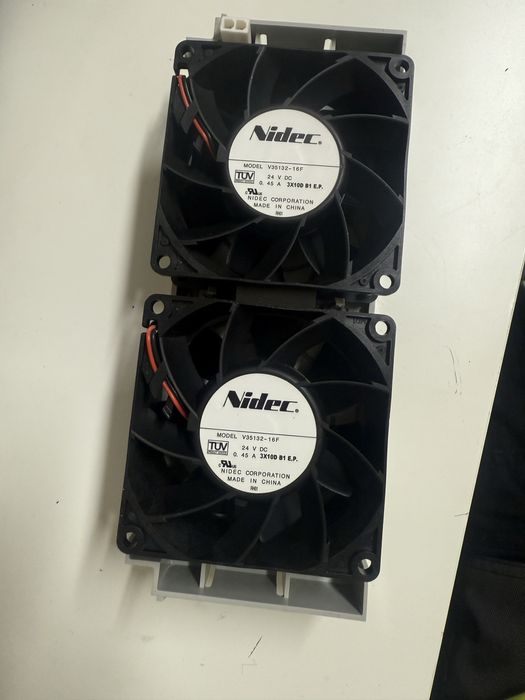 dwa wentylatory chłodzące Nidec