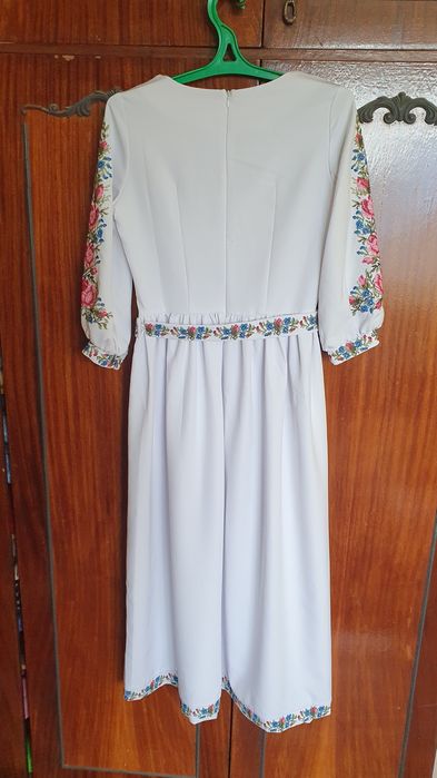 Вишите біле плаття