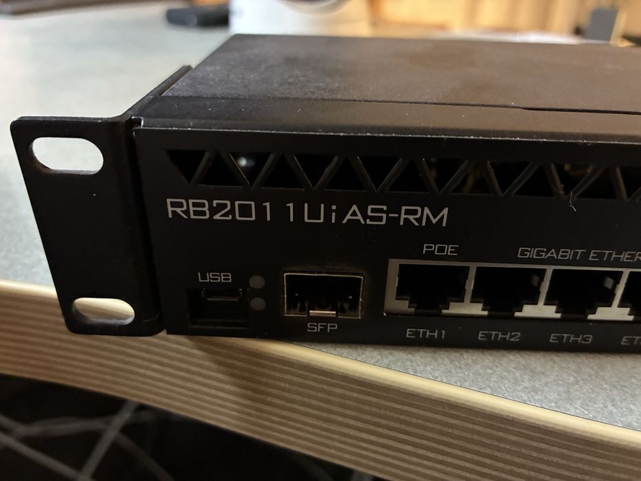 Router Mikrotkik RB2011UiAS-RM