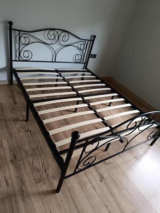 Łóżko sypialniane metalowe