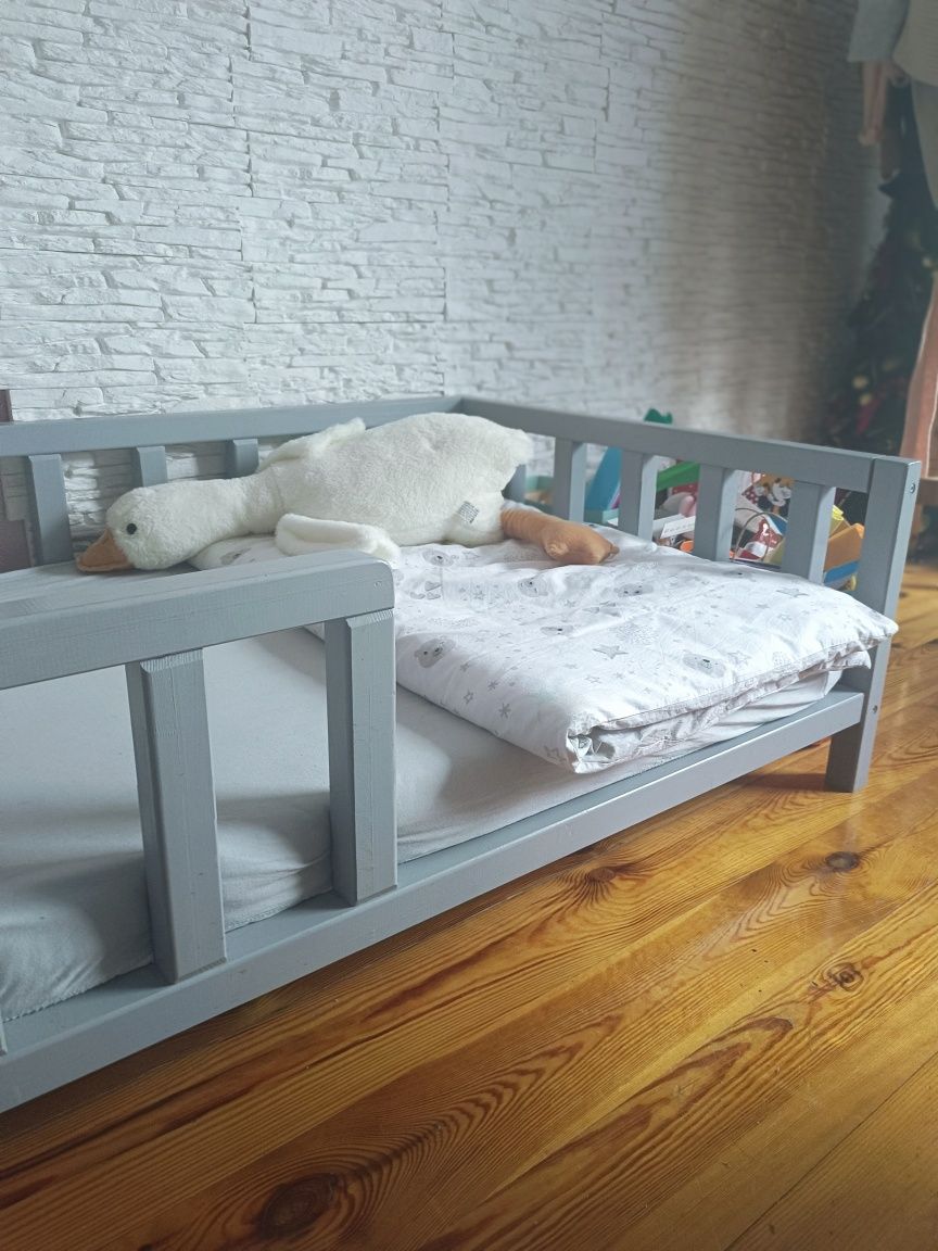 Łóżko drewniane niskie szare Basic 160x80 z materacem