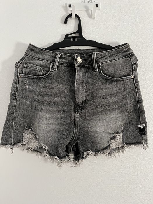 szare szorty krótkie spodenki jeansowe