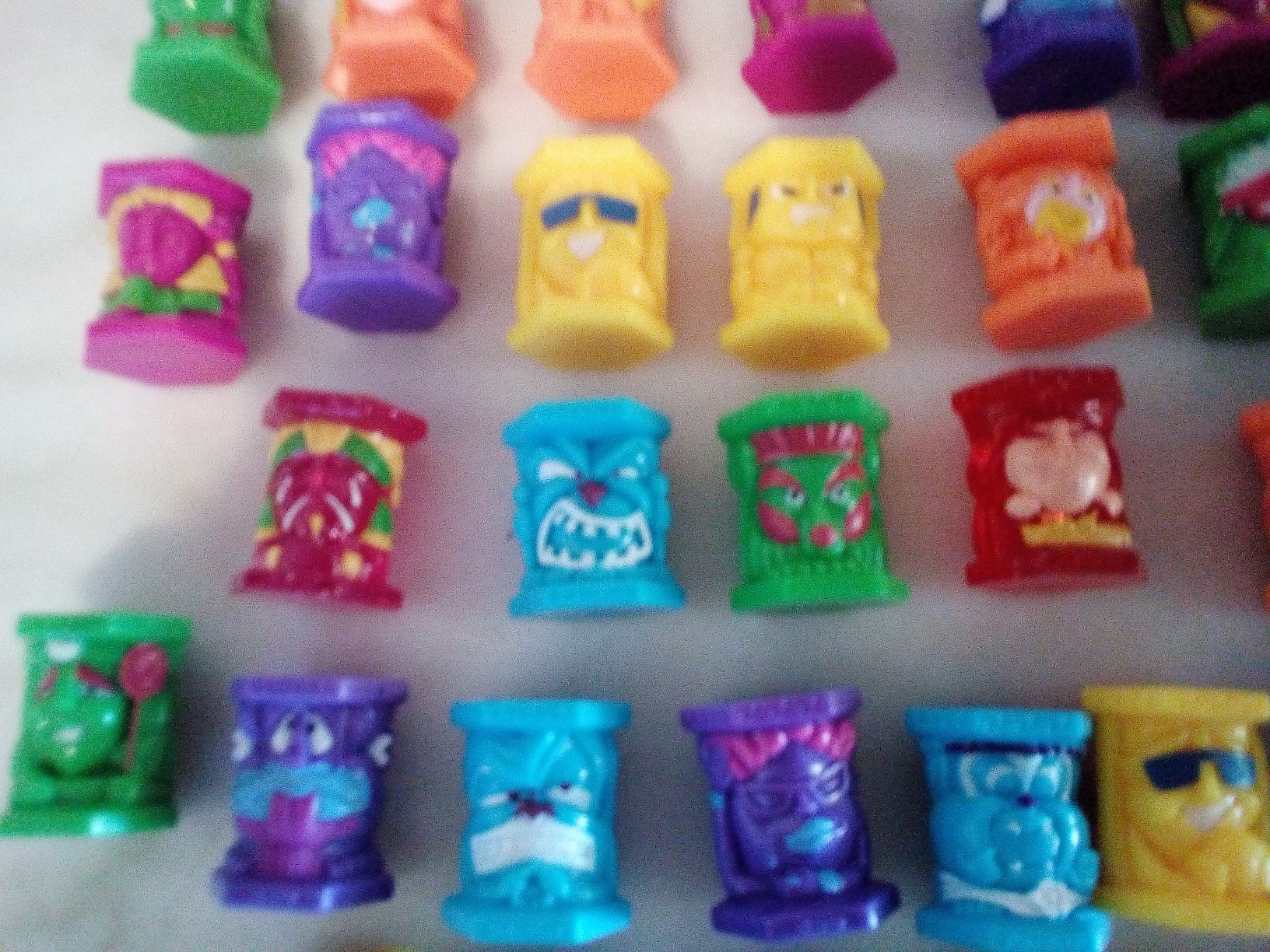 Conjunto de 40 Bonecos Abatons Diversos