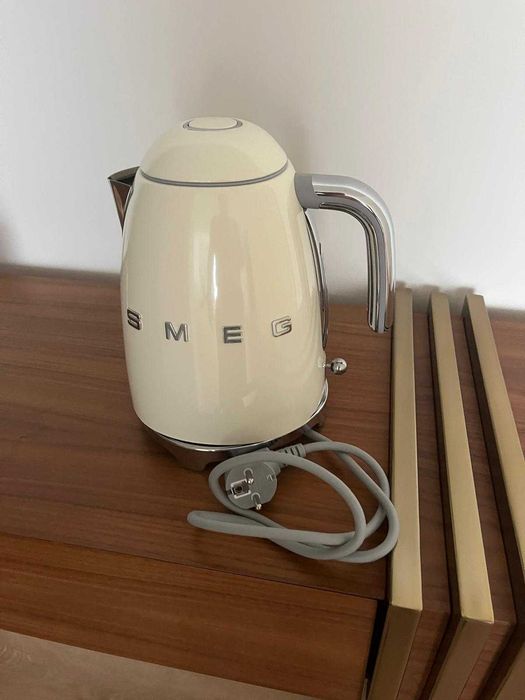 Chaleira Elétrica Smeg Mini , 1,7L, Creme , NOVA