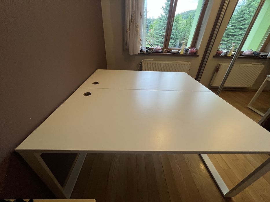 Biurko z metalowymi nogami oraz tunelami na przewody 160/160